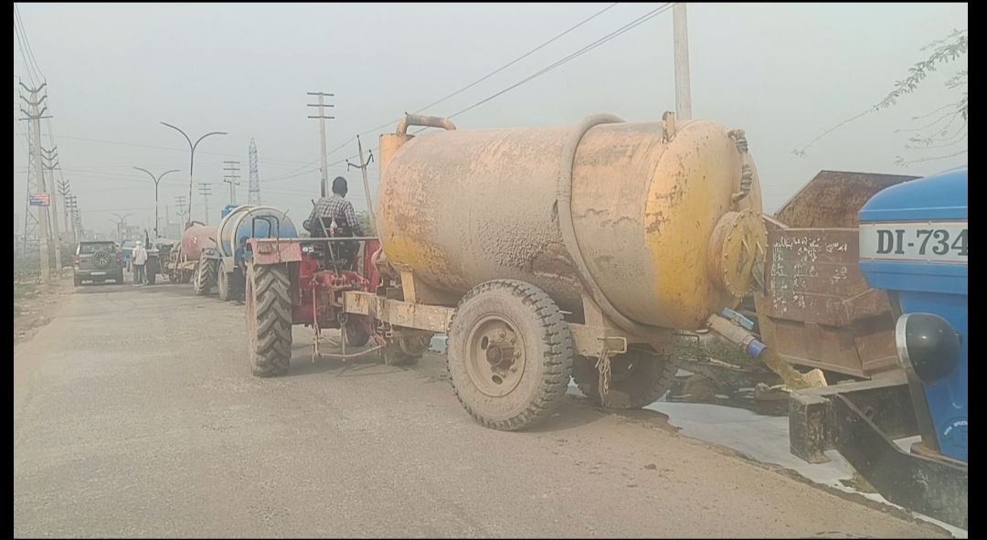 दुर्गा बिल्डर में सीवर टैंकर्स को लेकर ज्वाइंट कमिश्नर का दौरा